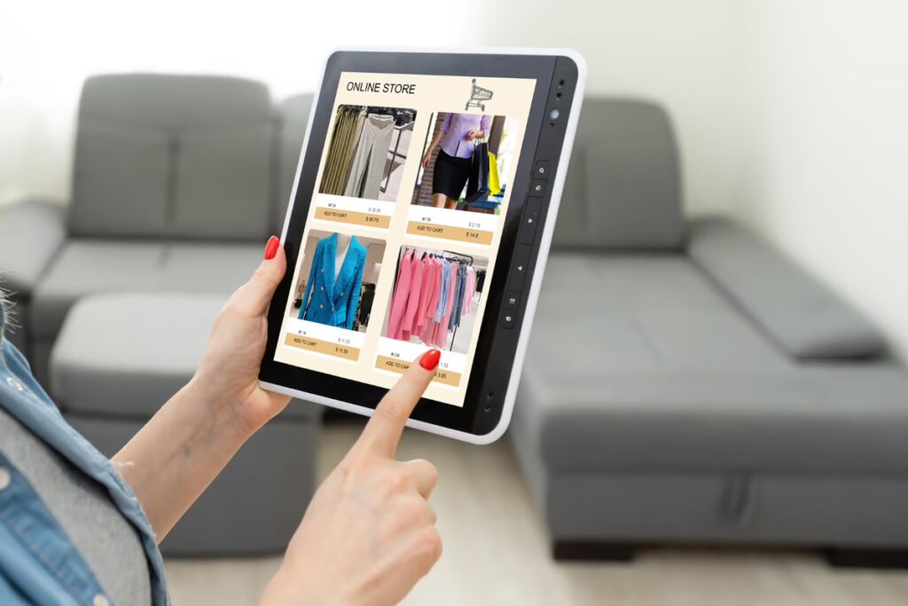 Mulher navegando em seu catálogo de produtos