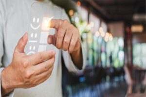 homem avaliando empresa após ser captado em uma estratégia eficiente de como fidelizar cliente