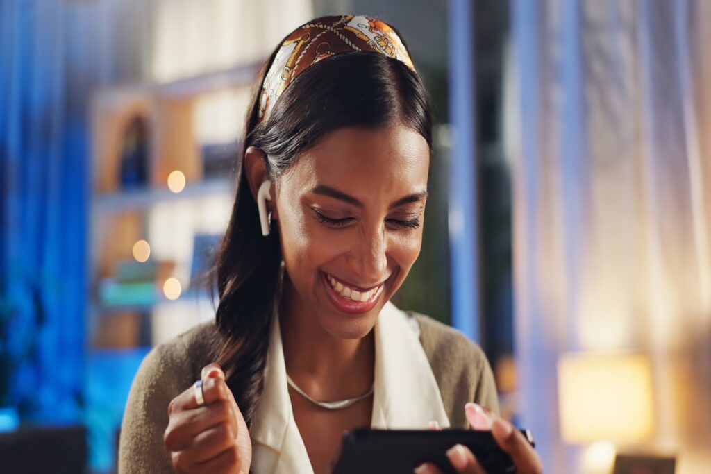 Cliente utiliza celular para obter atendimento omnichannel com rapidez